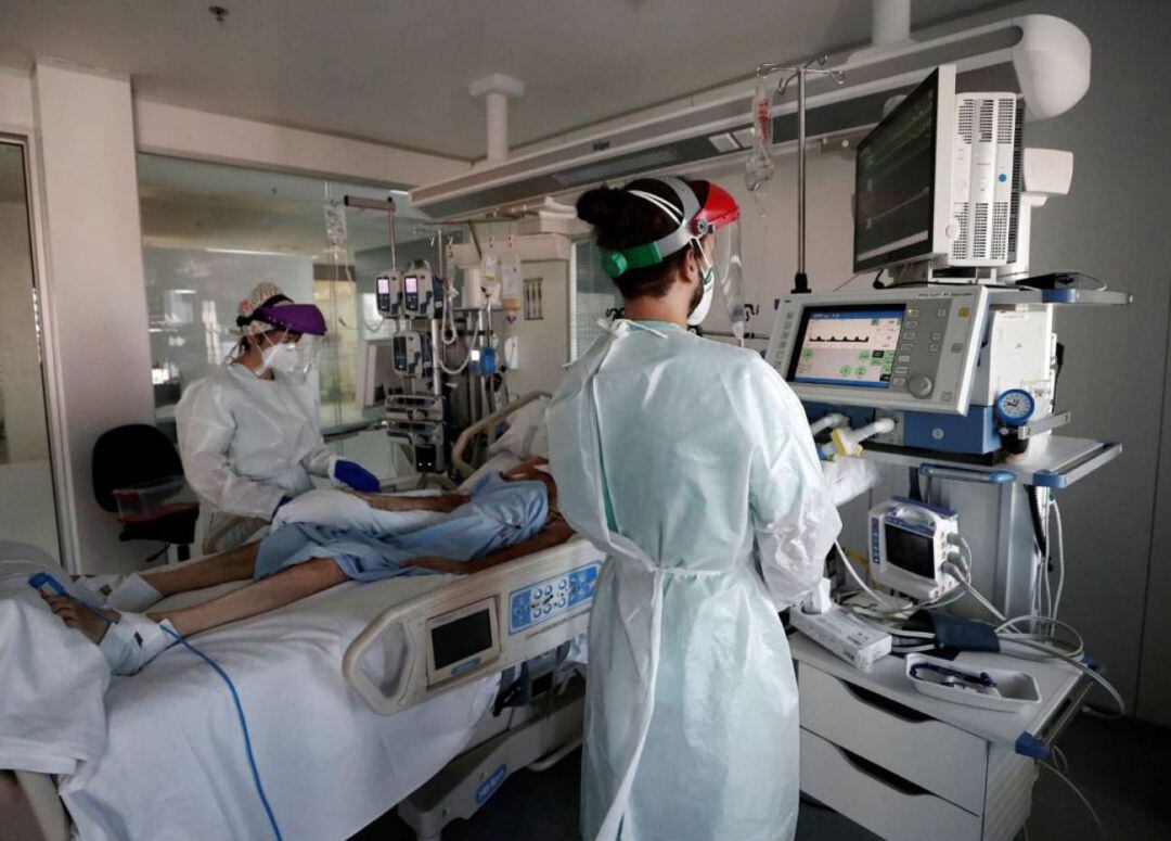 Los profesionales que han trabajado durante los peores momentos de la pandemia de la COVID-19 en las UCI  