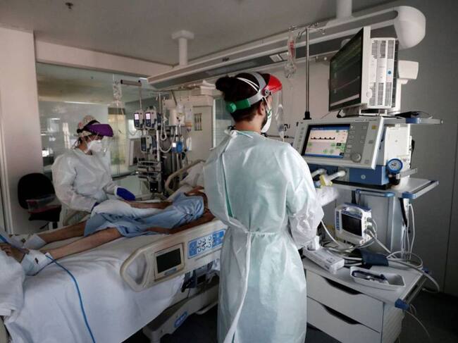 Los profesionales que han trabajado durante los peores momentos de la pandemia de la COVID-19 en las UCI