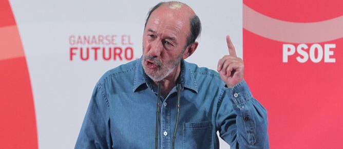 El líder del PSOE, Alfredo Pérez Rubalcaba, subraya que en el PP sus dirigentes han cobrado &quot;sobresueldos en B, de dinero tan negro como el carbón de Asturias&quot;