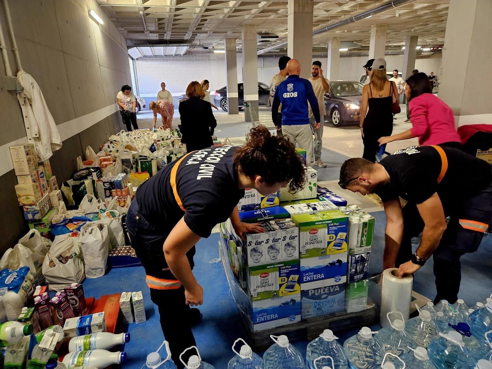 Voluntarios en el Punto de recogida en Ifelor, Lorca