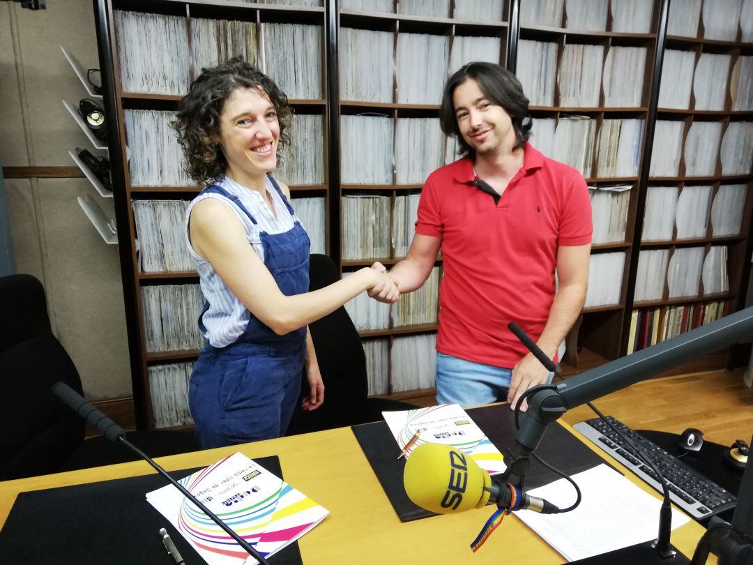 Noelia Gómez de Fundación Don Juan de Borbón y Luis Hernández de Radio Segovia tras la firma del convenio de patrocinio de MUSEG 2019