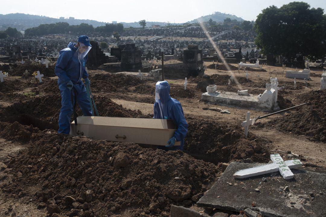  enterradores en un cementerio improvisado para dar cabida a los miles de fallecidos en Brasil por la pandemia.