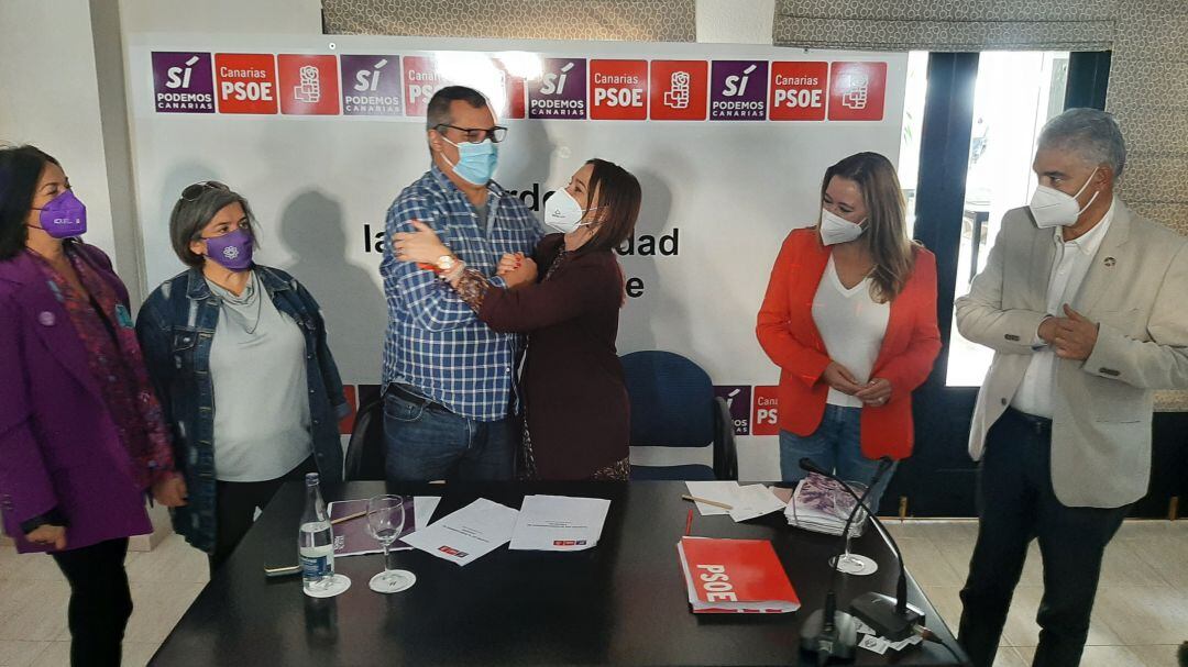 Los secretarios de organización del PSOE y Podemos en Canarias, Nira Fierro y César Merino, tras la firma del acuerdo y junto a la presidenta del Cabildo de Lanzarote y secretaria general del PSOE en la isla, María Dolores Corujo, el secretario de organización del PSOE en Lanzarote, José Juan Cruz y la portavoz del grupo parlamentario de Podemos y parlamentaria lanzaroteña María del Río.