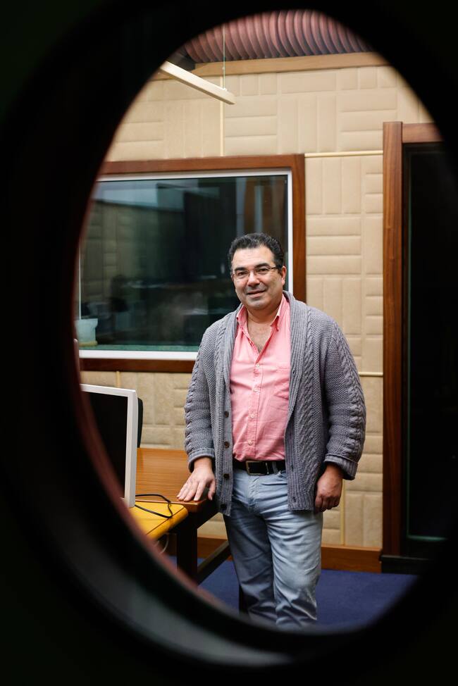 FERROL, 15/12/2022.- El director de Penteo Films, José Polo, posa en Ferrol. Tras el aumento exponencial de la carga de trabajo durante la peor etapa de la pandemia, el estudio de doblaje Penteo Films, en Ferrol, ejemplifica el buen momento del sector con encargos para plataformas audiovisuales como Netflix o Amazon Prime. Algunas de esas plataformas tienen un amplio catálogo para sus usuarios y aporta el ejemplo del furor por las telenovelas turcas: "Hay mucho trabajo, muchos capítulos durante mucho tiempo", explica Polo. EFE/ Kiko Delgado