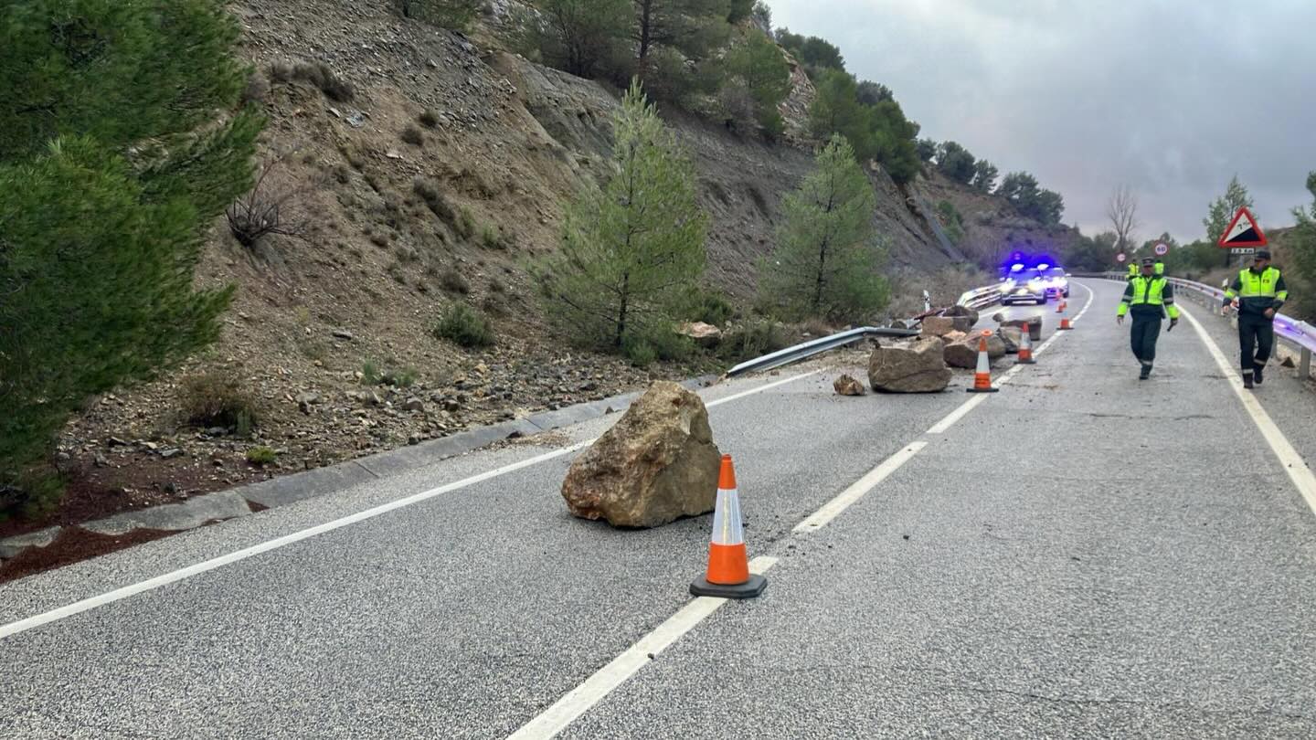 Piedras caídas en la A-324 entre Cambil y Huelma (Jaén).