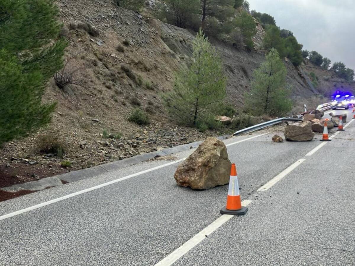 Cortada al tráfico la carretera A-324 entre Huelma y Cambil por un desprendimiento de piedras