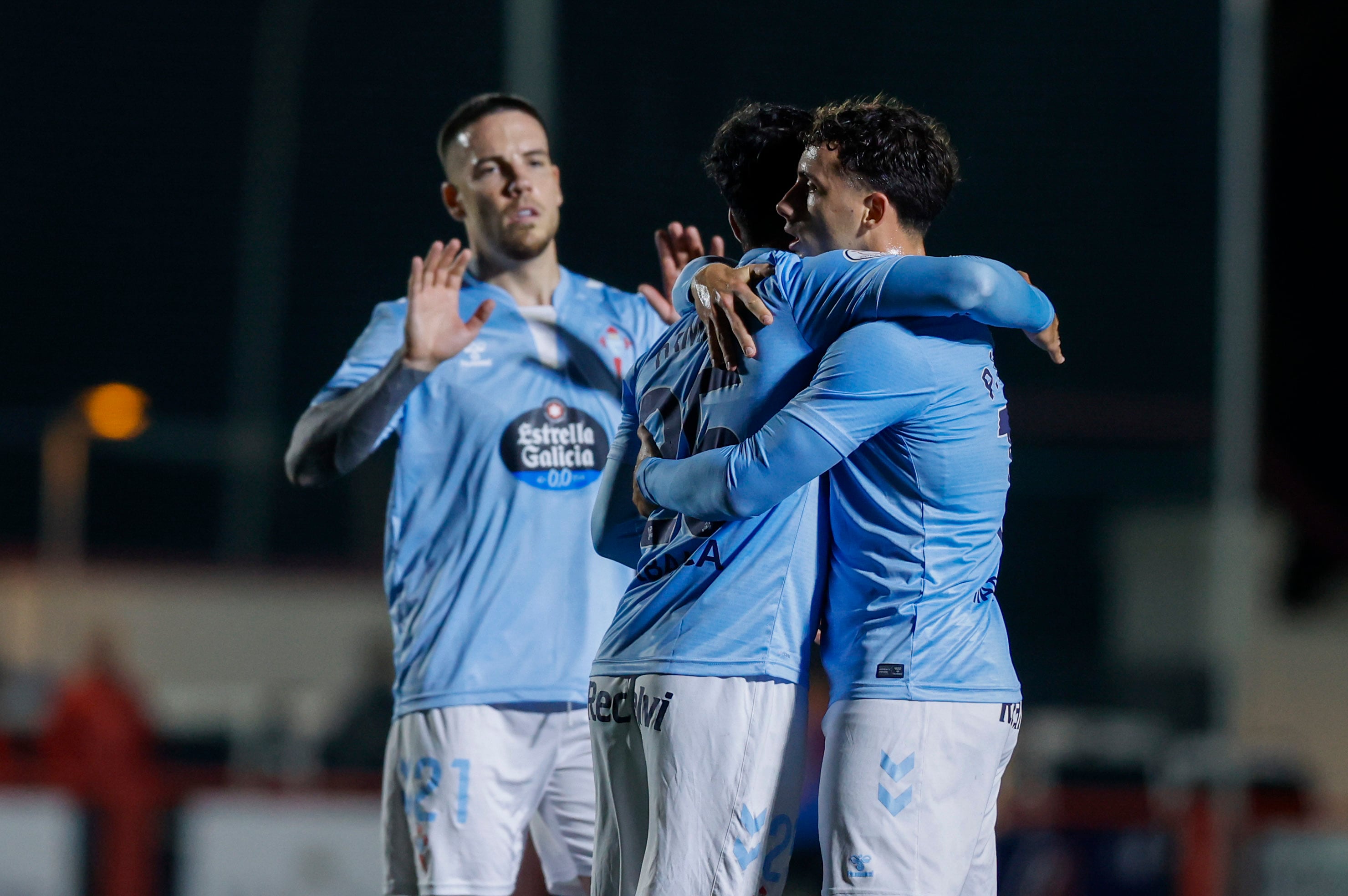 SAN PEDRO ALCÁNTARA (MÁLAGA), 30/10/2024.- El delantero del Celta Pablo Durán (d) celebra tras marcar el segundo gol del equipo gallego, durante el partido de la Copa del Rey que UD San Pedro y Celta de Vigo disputan este miércoles en la localidad malagueña de San Pedro de Alcántara. EFE/Jorge Zapata
