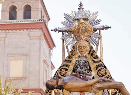 La Virgen de las Angustias, con la corona de coronación, durante la salida extraordinaria de 2017