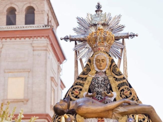 La Virgen de las Angustias, con la corona de coronación, durante la salida extraordinaria de 2017
