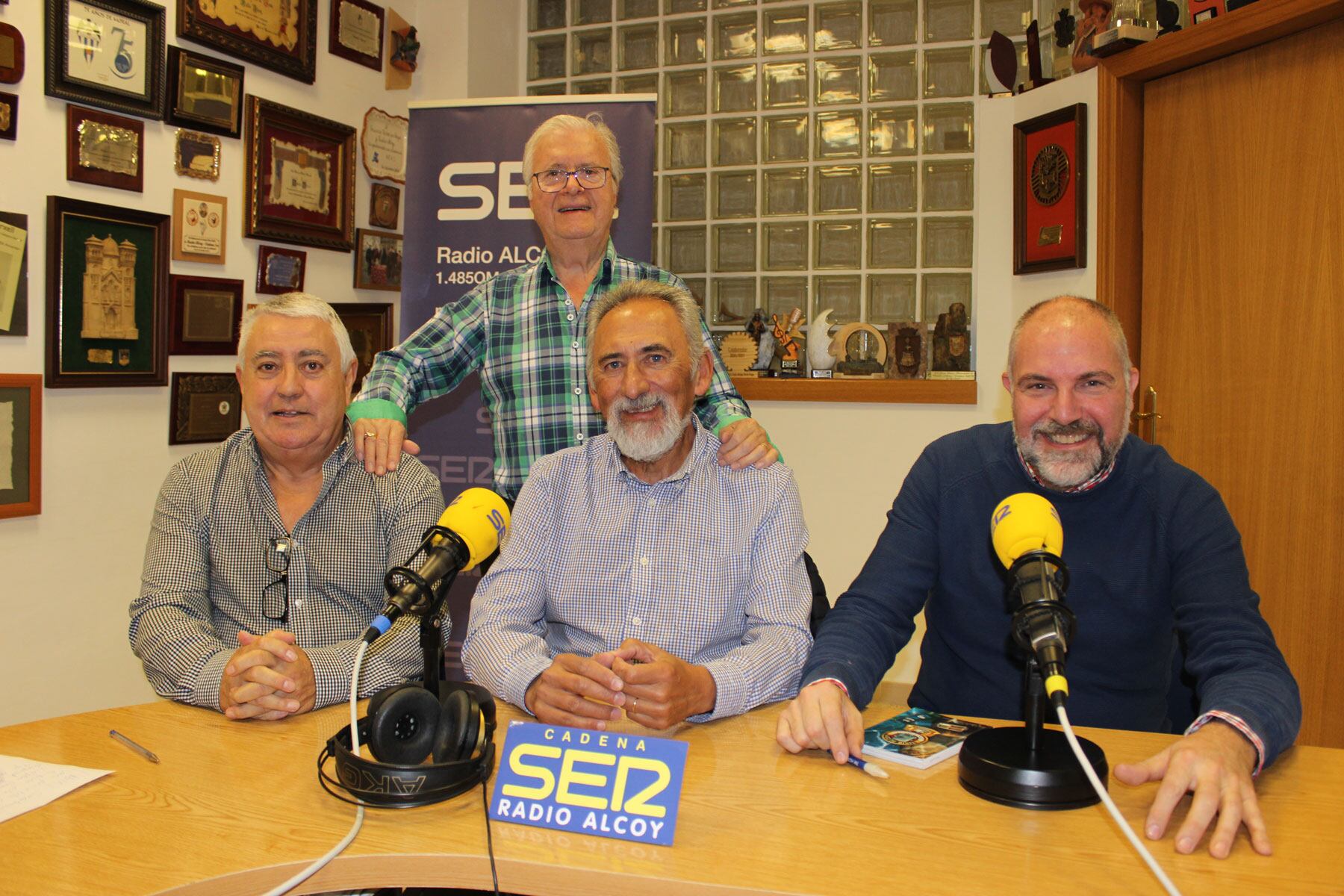 Manolo Gisbert, José Francisco Julià y Salvador Vilaplana, junto a Paco Aznar, en el estudio central de Radio Alcoy