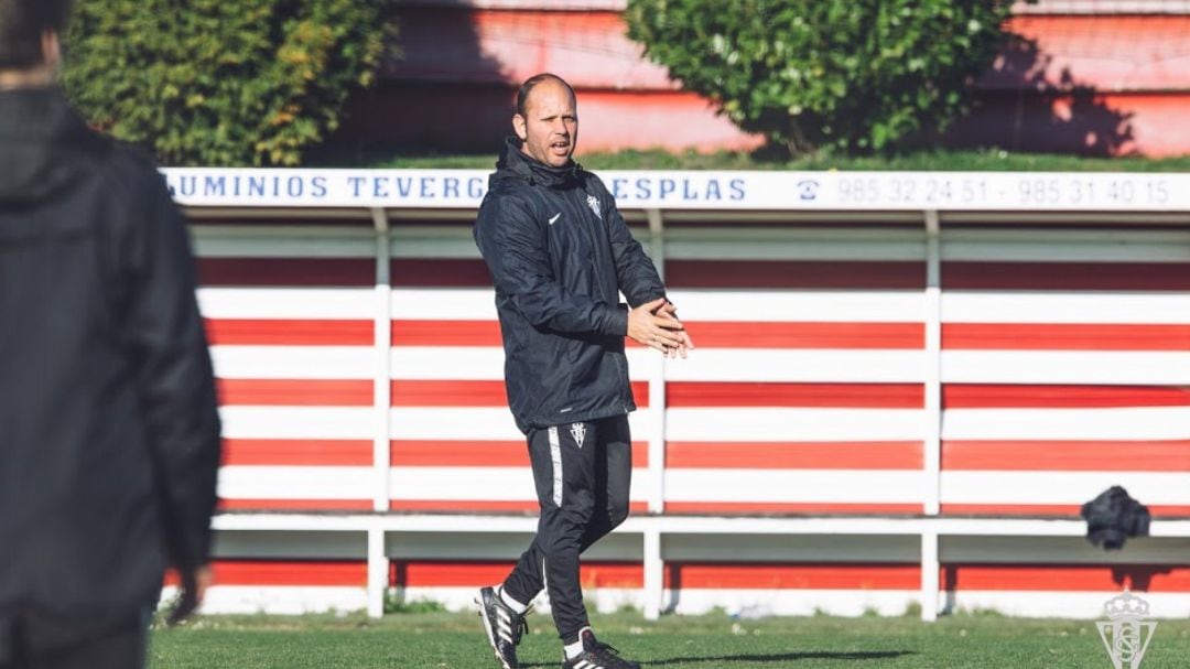 El técnico, JOsé Alberto López, durante un entrenamiento