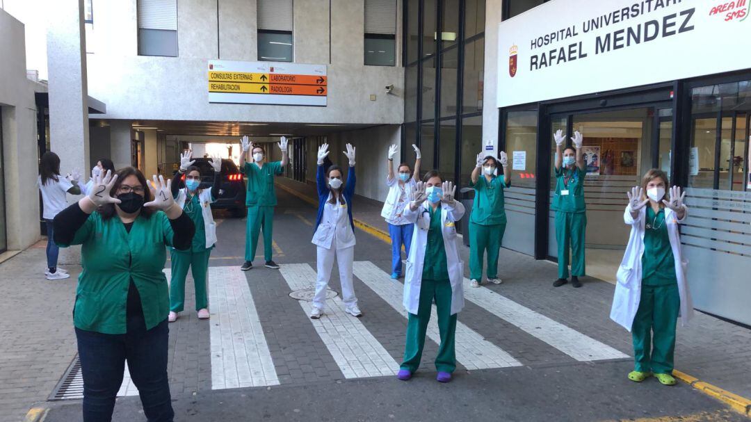Profesionales sanitarios durante su protesta a las puertas del hospital.