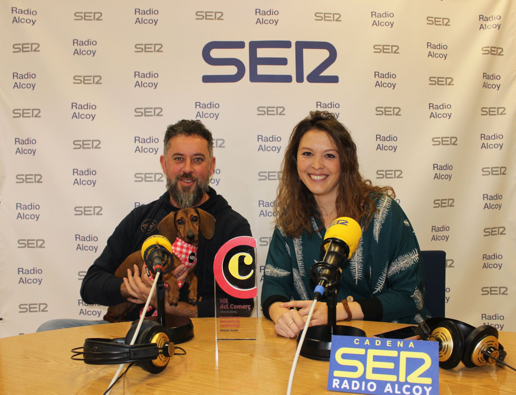 Mauro Solbes i Elena Reig, en l&#039;estudi central de Radio Alcoy junt a &#039;Croqueta&#039;