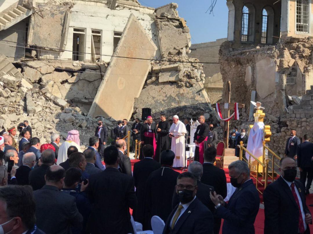 El Papa Francisco pronuncia un discurso en la plaza de la Iglesia de Hosh al-Bieaa en Mosul