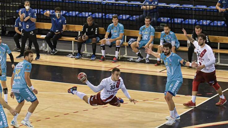 "Eduardo Cadarso tiene alma de central, pero un jugador impagable para el Balonmano Logroño"