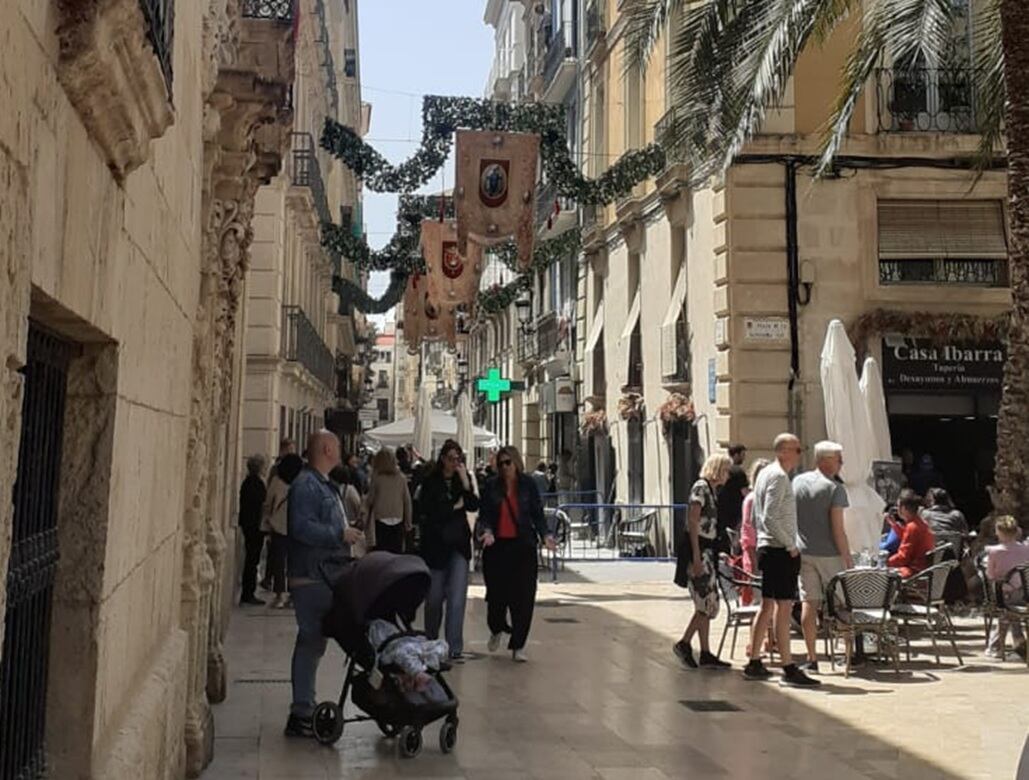Zona de terrazas donde han caído los cascotes junto a la plaza Santa Faz
