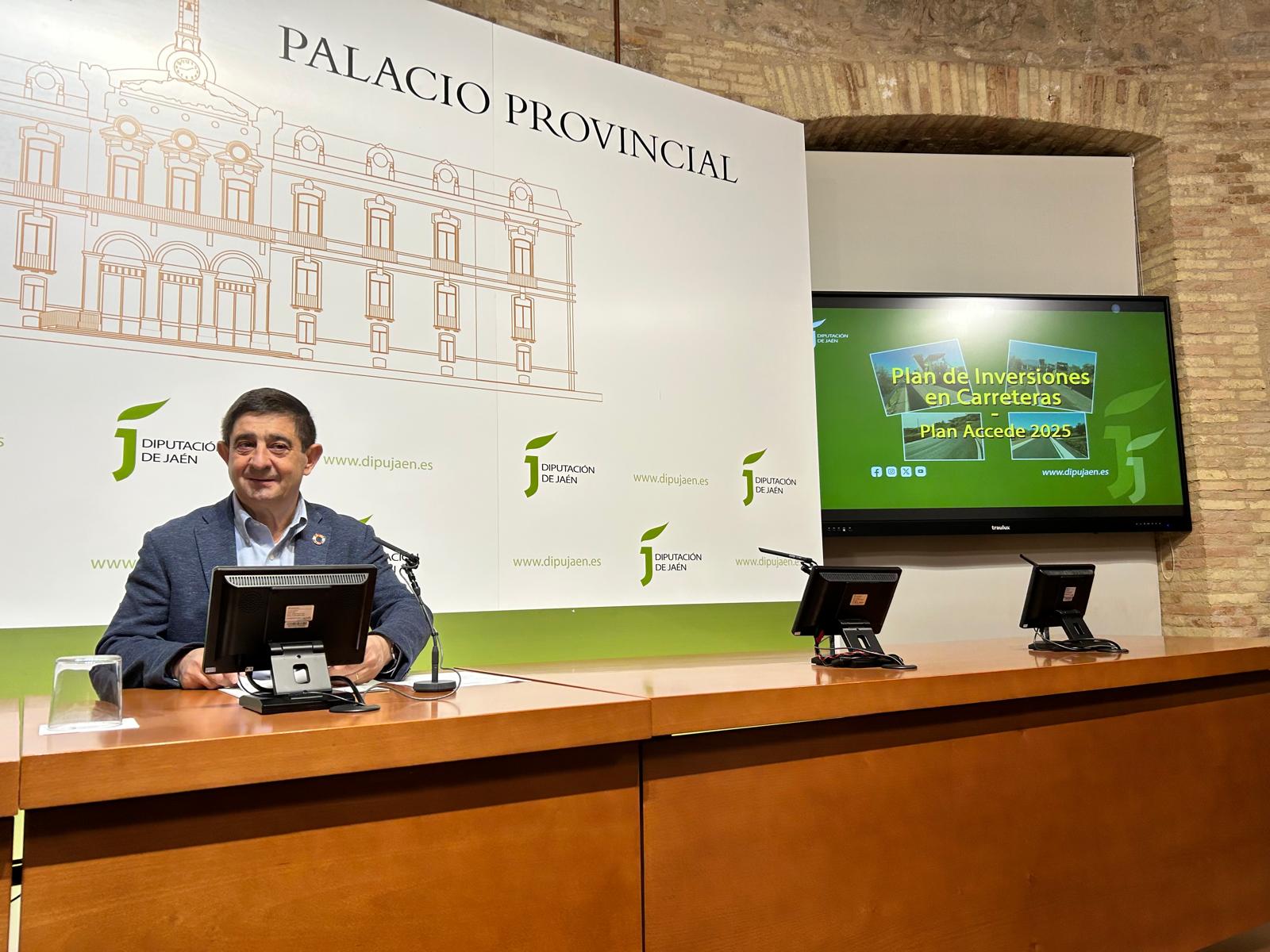 El presidente de la Diputación, Francisco Reyes, durante la presentación del Plan &#039;Accede&#039;.