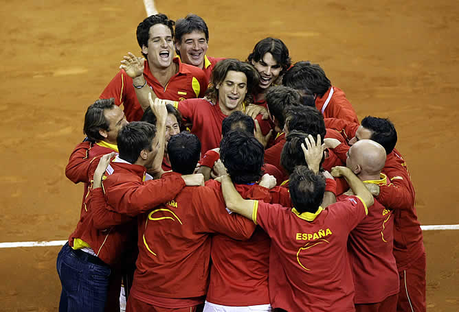 El equipo español celebra la cuarta Copa Davis