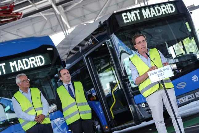 El alcalde de Madrid, José Luis Martínez Almeida y el delegado de movilidad, Borja Carabante, en las cocheras de la EMT