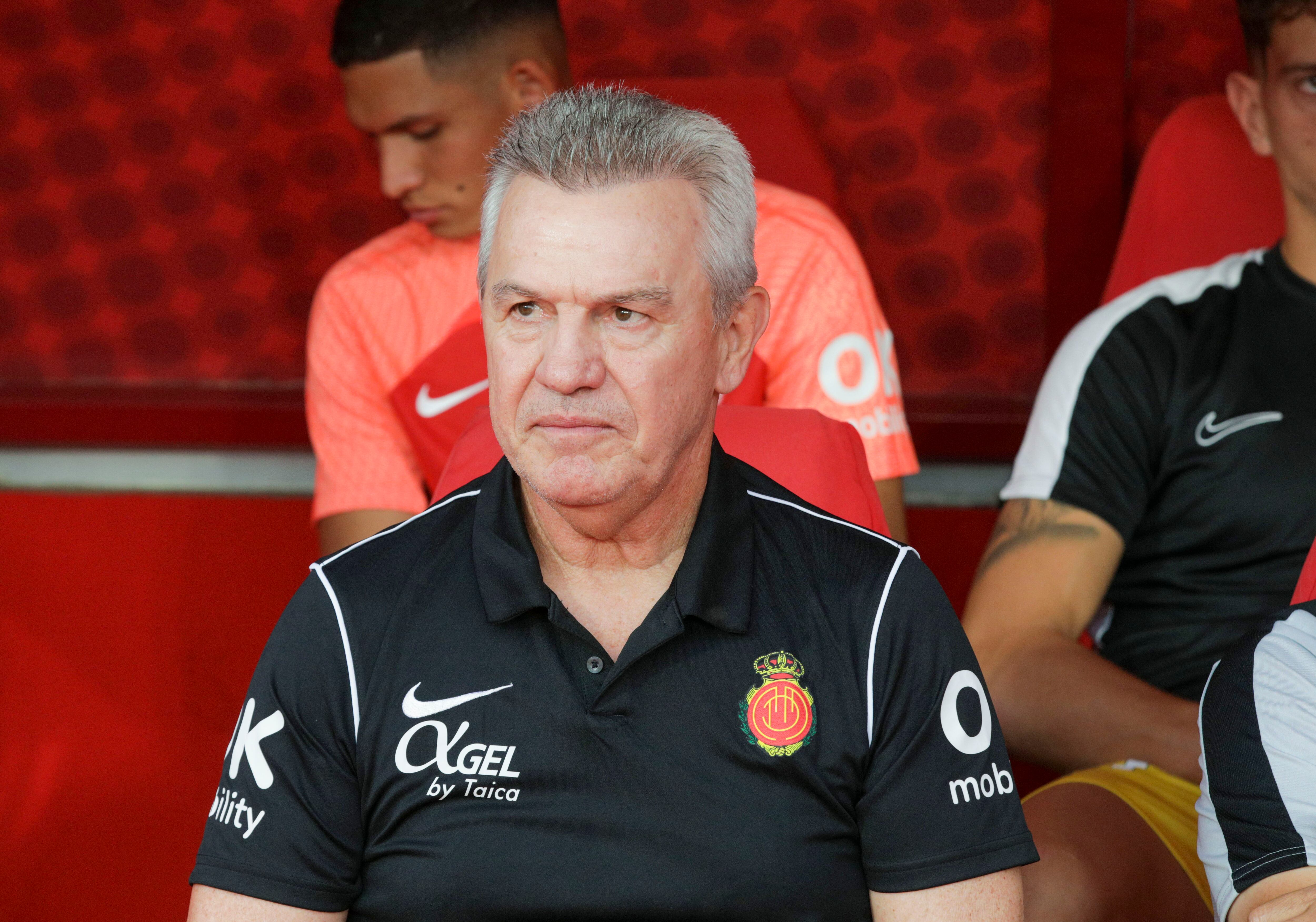 GRANADA 26/08/2023.- El técnico del Mallorca Javier Aguirre durante el partido correspondiente a la Jornada 3 de LaLiga que enfrenta al Granada CF y al RCD Mallorca este sábado en el Nuevo Estadio de Los Carmenes. EFE/ Pepe Torres
