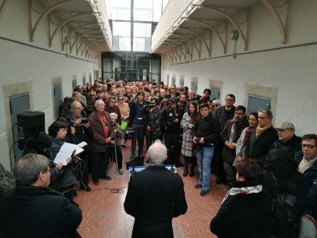 Momento de las palabras, de los impulsores del Memorial Democrático, en una de las galerias de la antigua cárcel