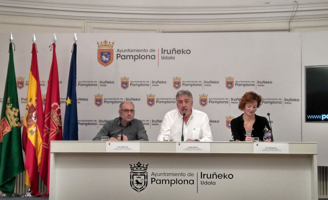 En Pamplona, rueda de prensa del portavoz de EH Bildu en el Ayuntamiento, Joseba Asiron, para presentar una iniciativa contra el cobro de dietas por parte de cargos de libre designación en empresas públicas