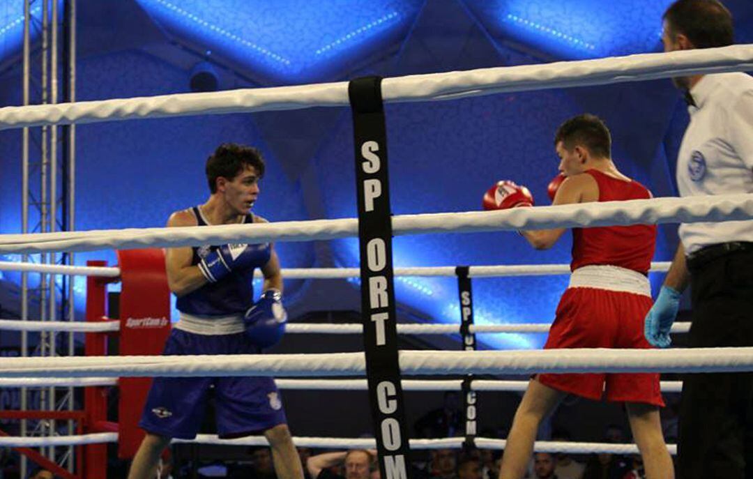 Cabrera (azul) en el combate final ante el inglés Crawley (rojo) en Valladolid.