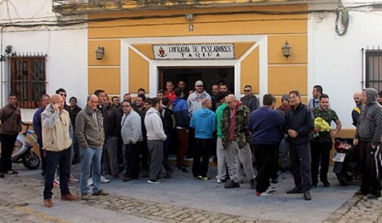 Pescadores de Tarifa concentrados en la Cofradía 
