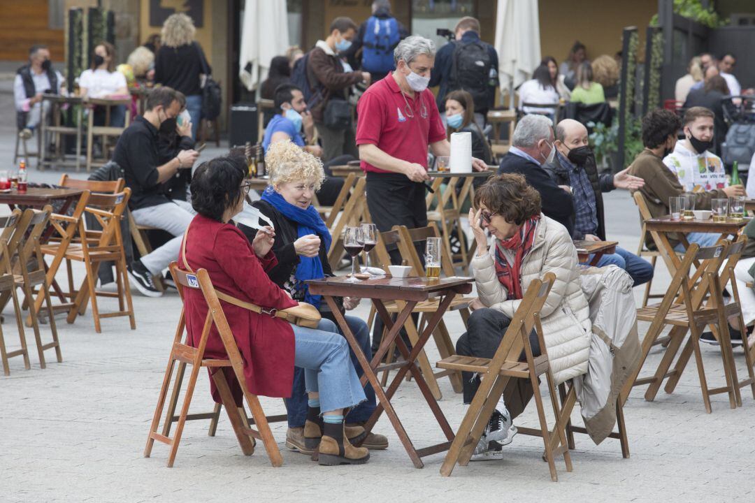 Una terraza llena de gente durante la Semana Santa.