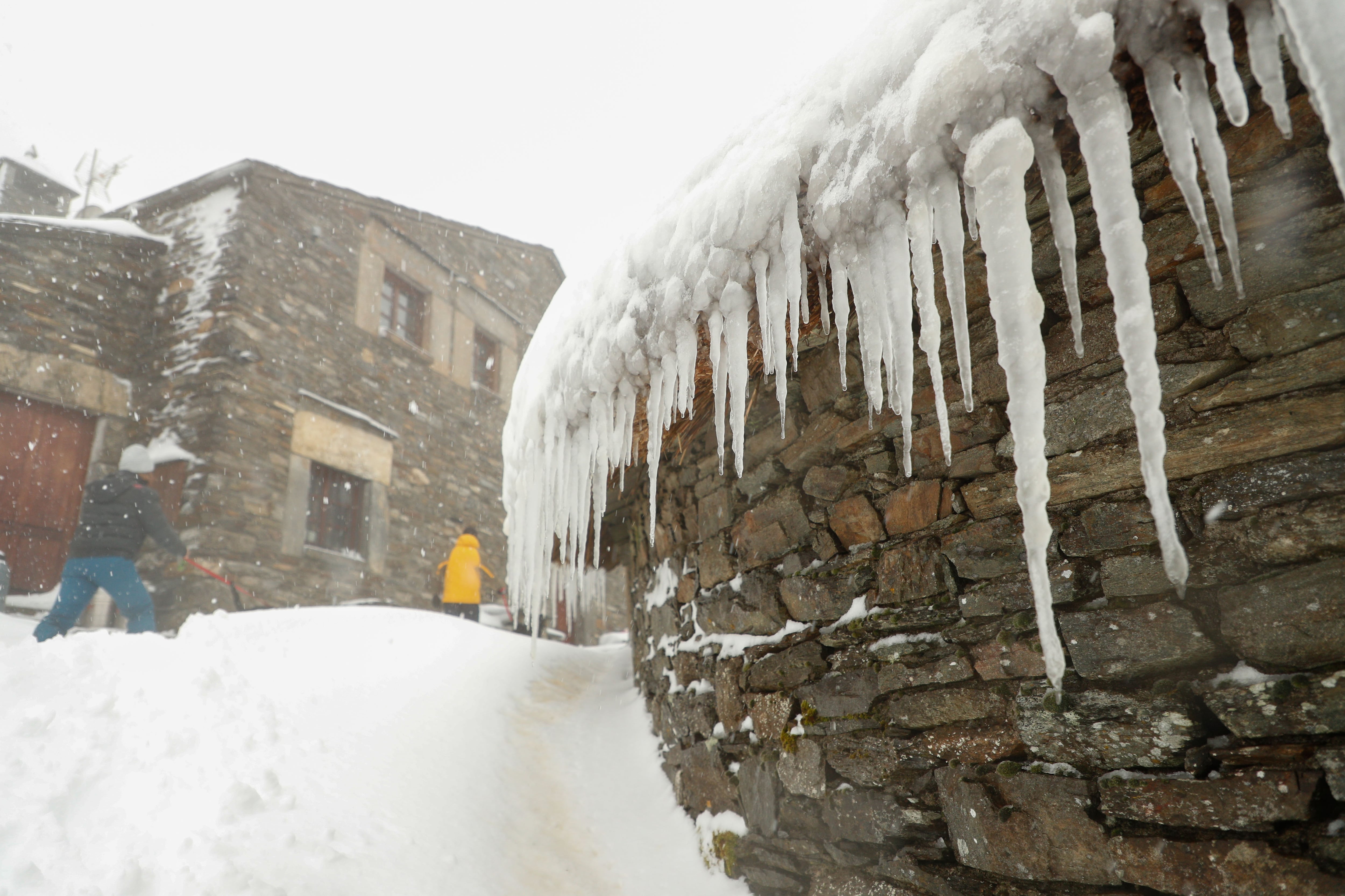 La localidad lucense de O Cebreiro cubierta de nieve.