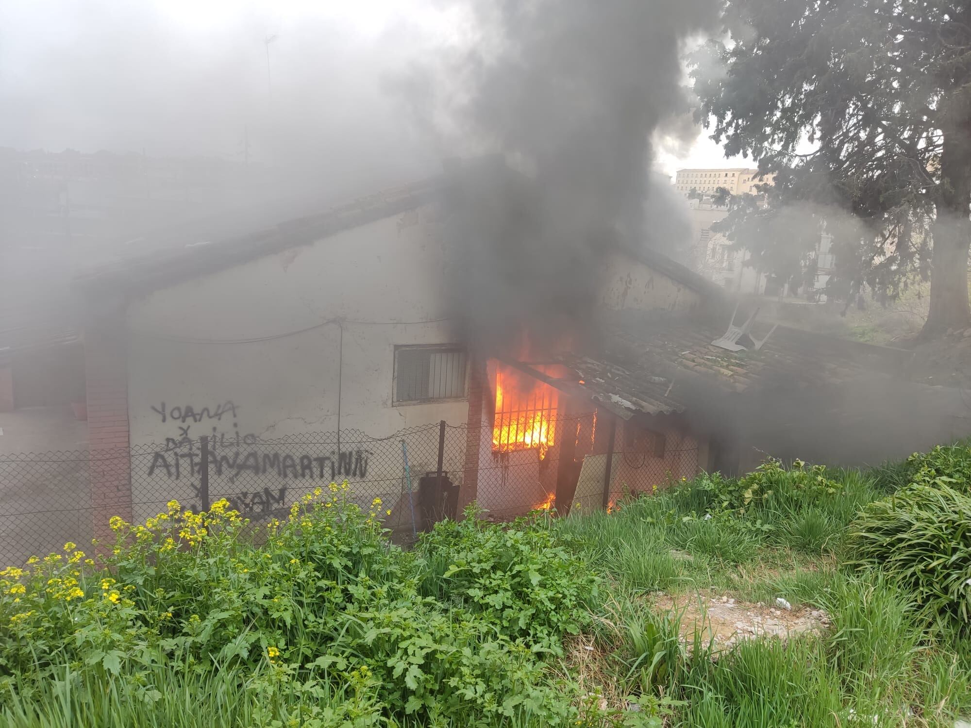 Incendio de una casa en Huesca en la cuesta hacia Mártires de la Libertad