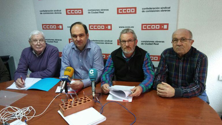 En el centro, los secretarios provinciales de CCOO, José Manuel Muñoz (i) y Juan Jiménez, de UGT