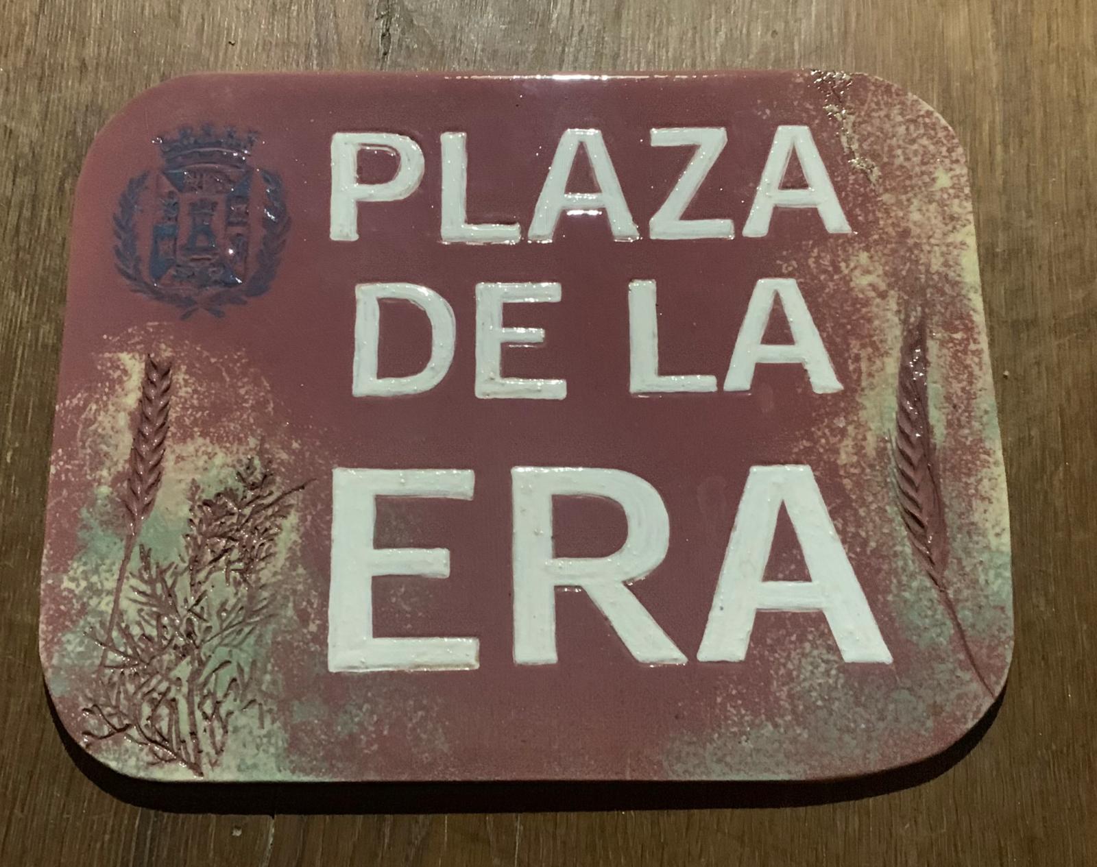 Placas preparadas por los vecinos para nombrar las calles cuando estén arregladas