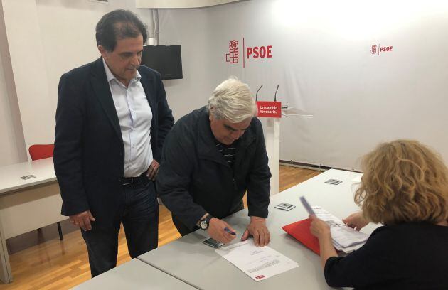 José Antonio Serrano registra la presentación de sus 270 avales para el proceso de primarias del PSOE en Murcia