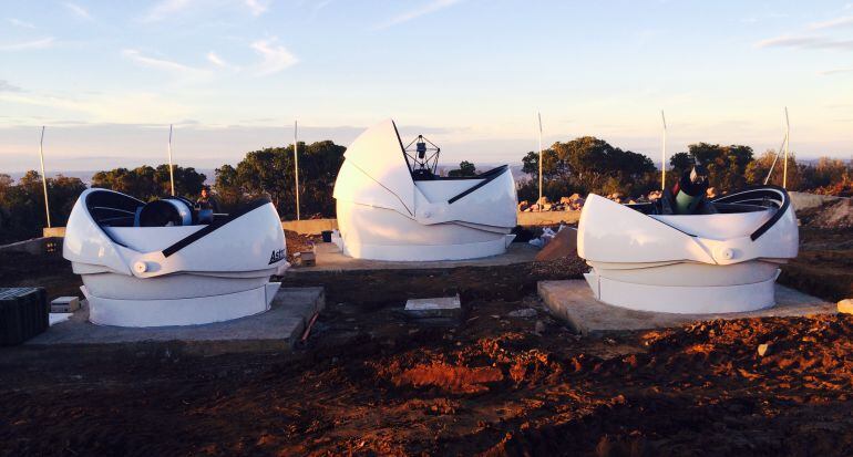 Tres telescopios del Deimos Sky Survey en la cima del puerto Niefla