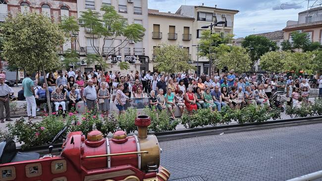 Público asistente al Pregón de la Feria de Jódar 2025, en la Plaza de España