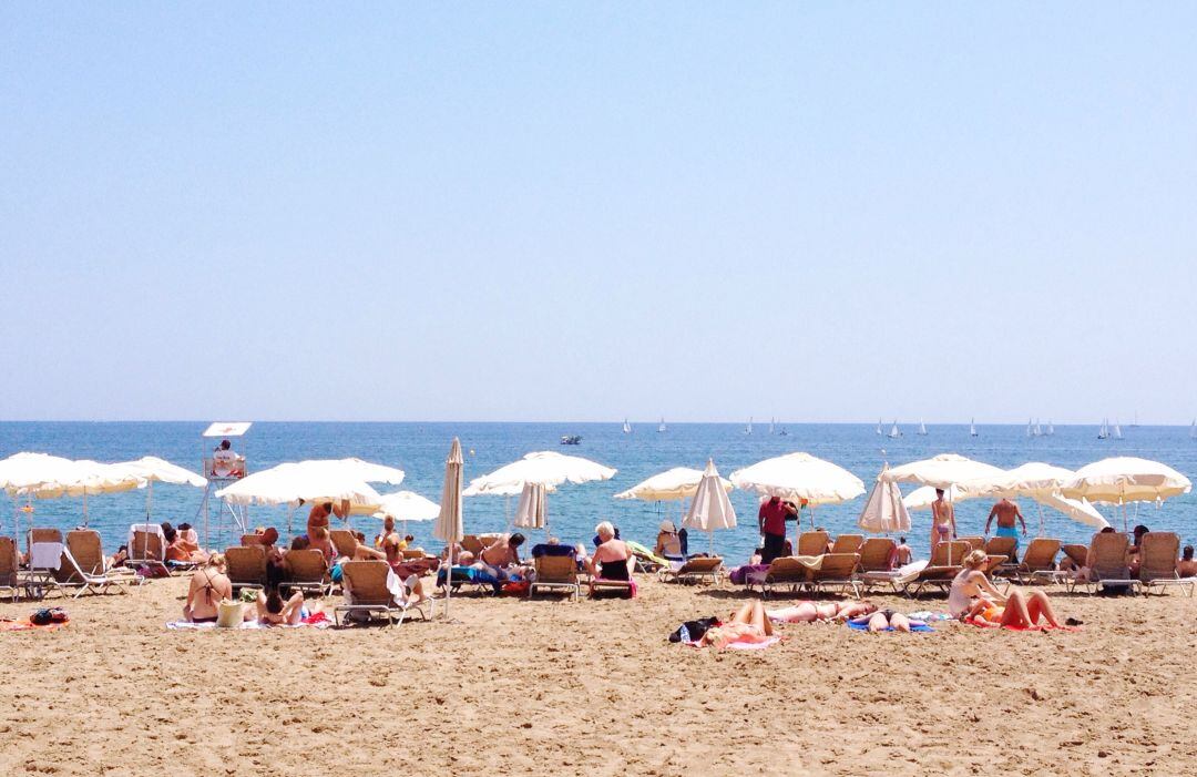 Gente disfrutando de un día de playa