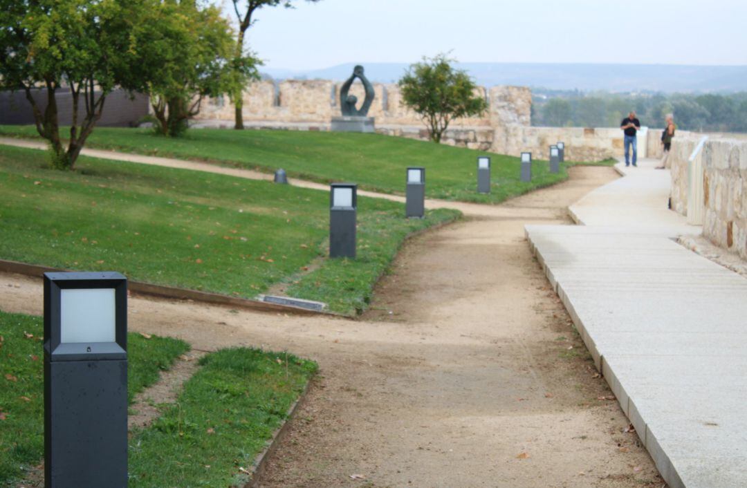 Nuevos pivotes de luz en el parque del Castillo