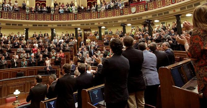 Aplauso de los diputados tras el minuto de silencio en el Congreso que ha celebrado, por tercer año consecutivo, una sesión solemne en recuerdo y homenaje a las víctimas del terrorismo