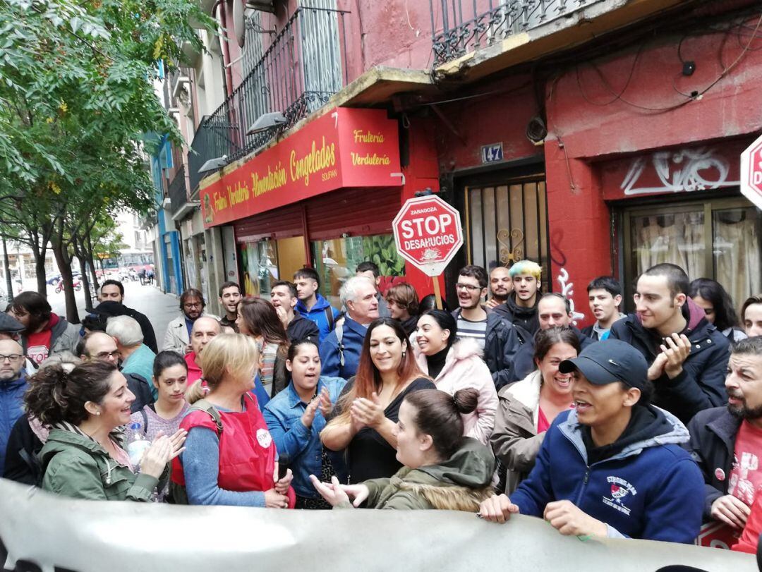 La plataforma Stop Desahucios Zaragoza junto a vecinos y familiares de Mari Carmen tras comunicarse el aplazamiento. 