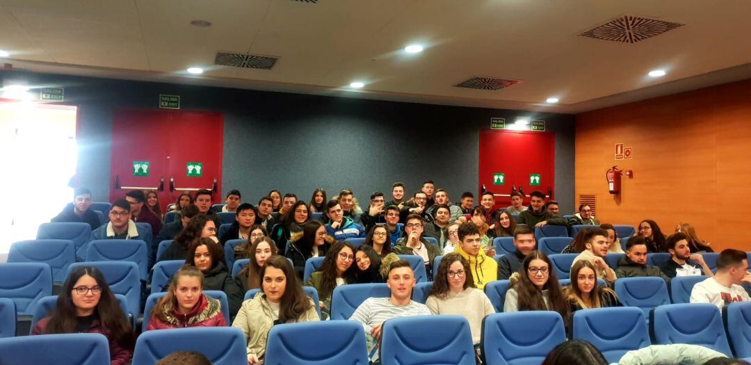 Grupo de alumnas y alumnos del IES Juan López Morillas, en la charla de bienvenida en su visita a la Universidad de Jaén