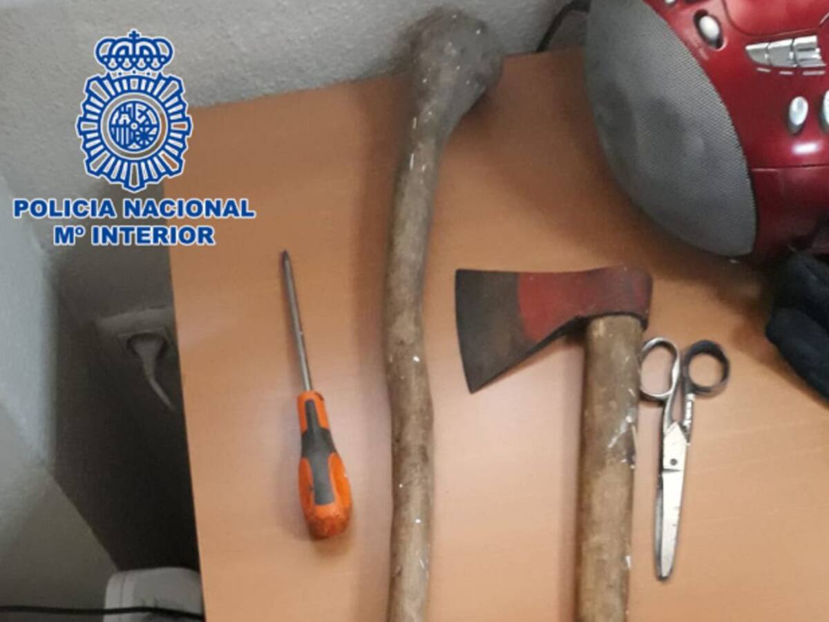 Le detienen por intentar agredir con un hacha a su madre y los agentes de policía