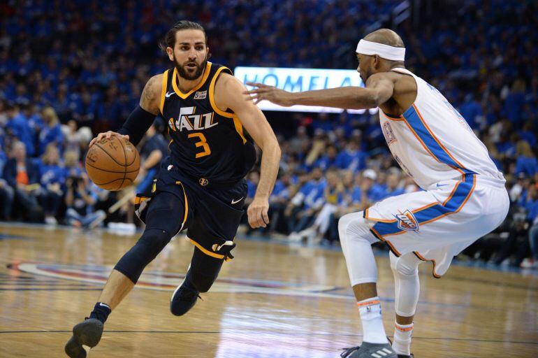 Ricky, con la pelota ante Brewer