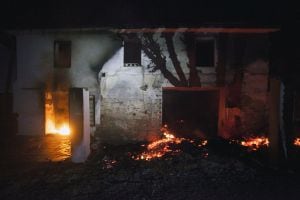 GRA005. LA CARIDAD (ASTURIAS), 20/12/2015.- Más de un centenar de incendios siguen activos en Asturias, principalmente en la zona del occidente y en cuya extinción trabajan más de trescientos miembros del Servicio de Emergencias del Principado de Asturias