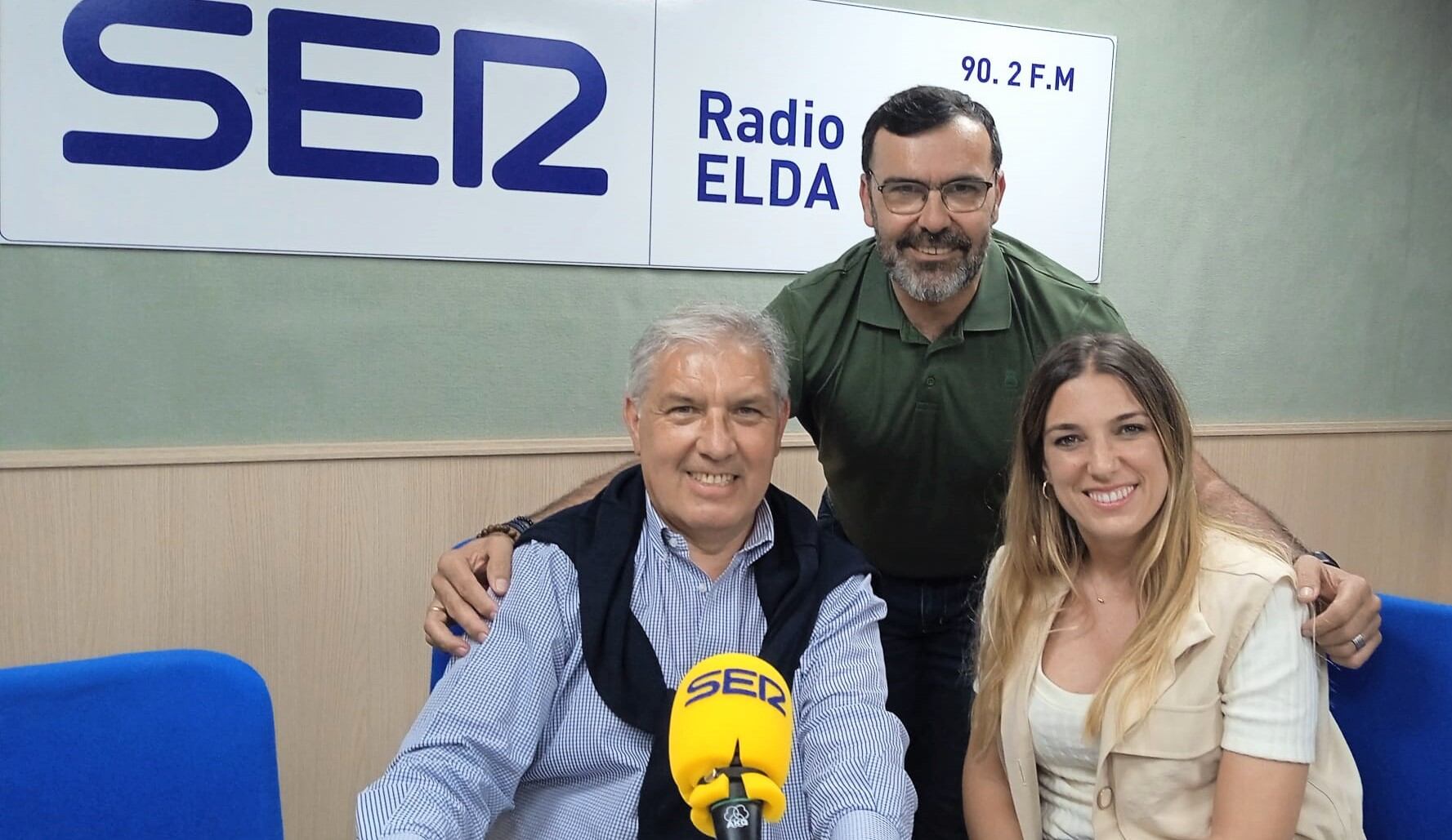 Antonio Muñoz, presidente de la Comparsa de Zíngaros, junto a Emilio y María