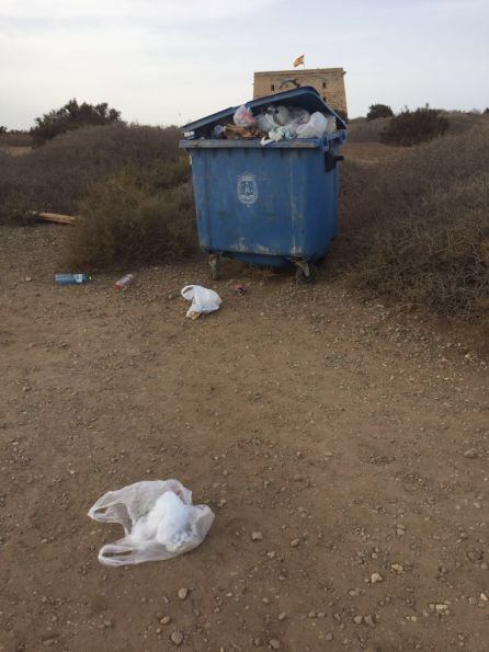 Basura sin recoger en la isla de Tabarca.