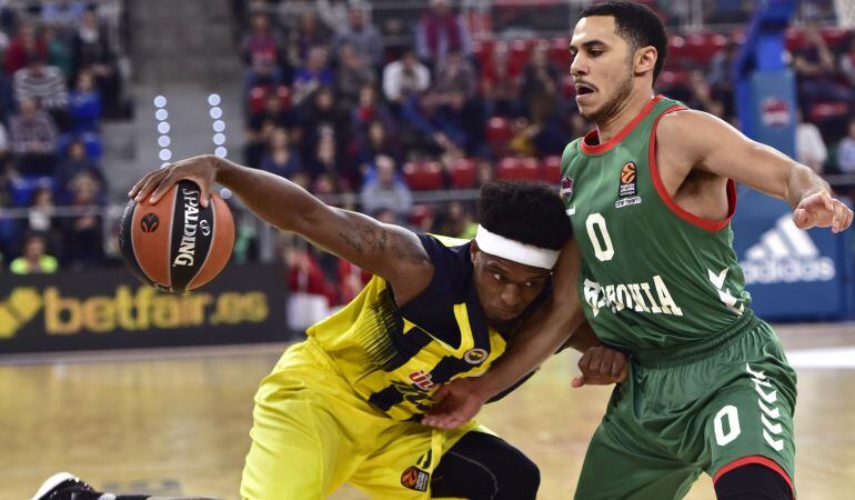 Shane Larkin trata de contener una acción de Bobby Dixon durante el partido contra Fenerbahçe.