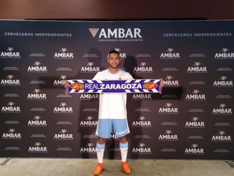 Jeison Medina posa con la bufanda del Real Zaragoza en el Espacio Ambar