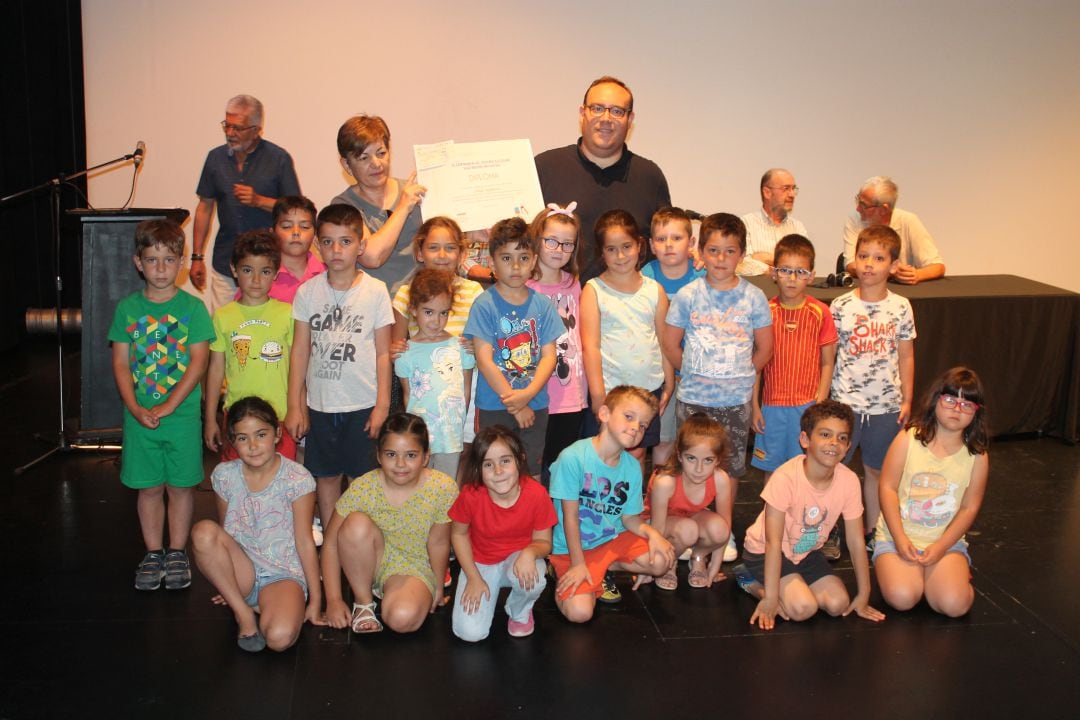 Grupo de niños recogen diploma por su participación en ediciones anteriores del Certamen de Teatro José Martín Recuerda