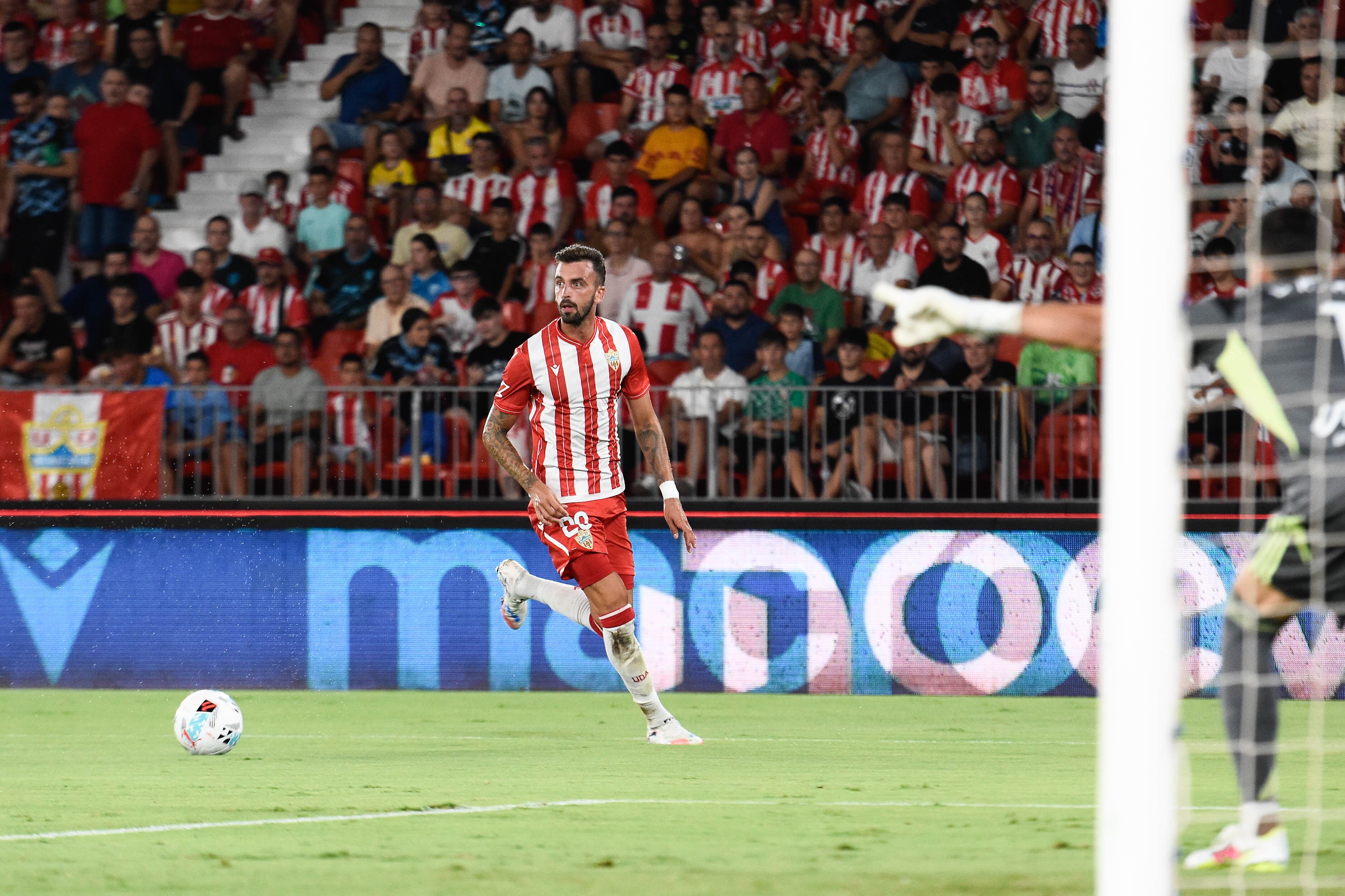 El lateral Centelles siempre cumple en el Almería.